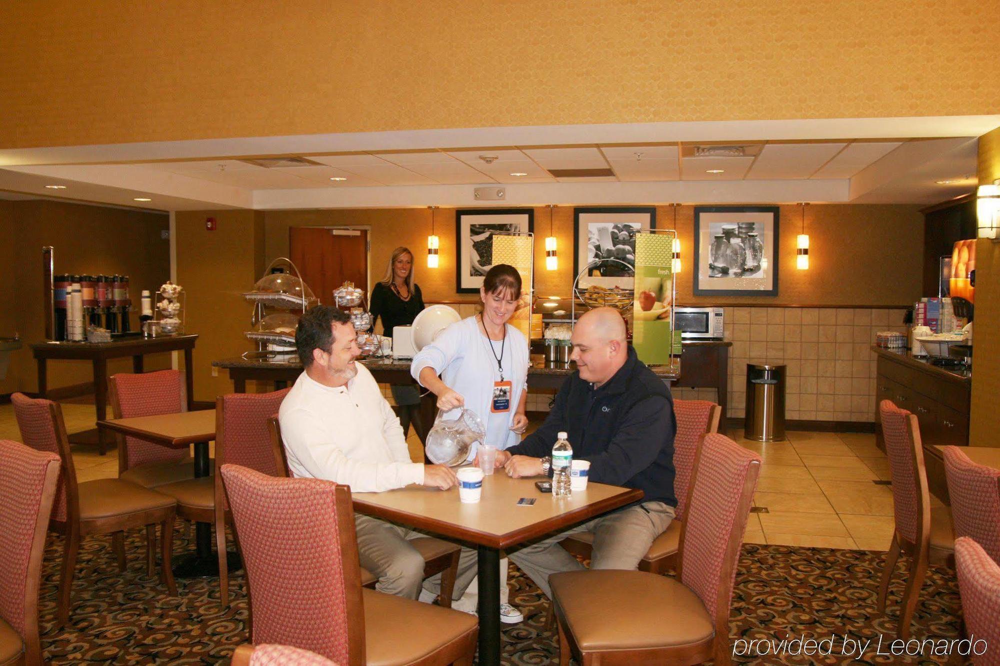 Hampton Inn & Suites Navarre Restoran gambar