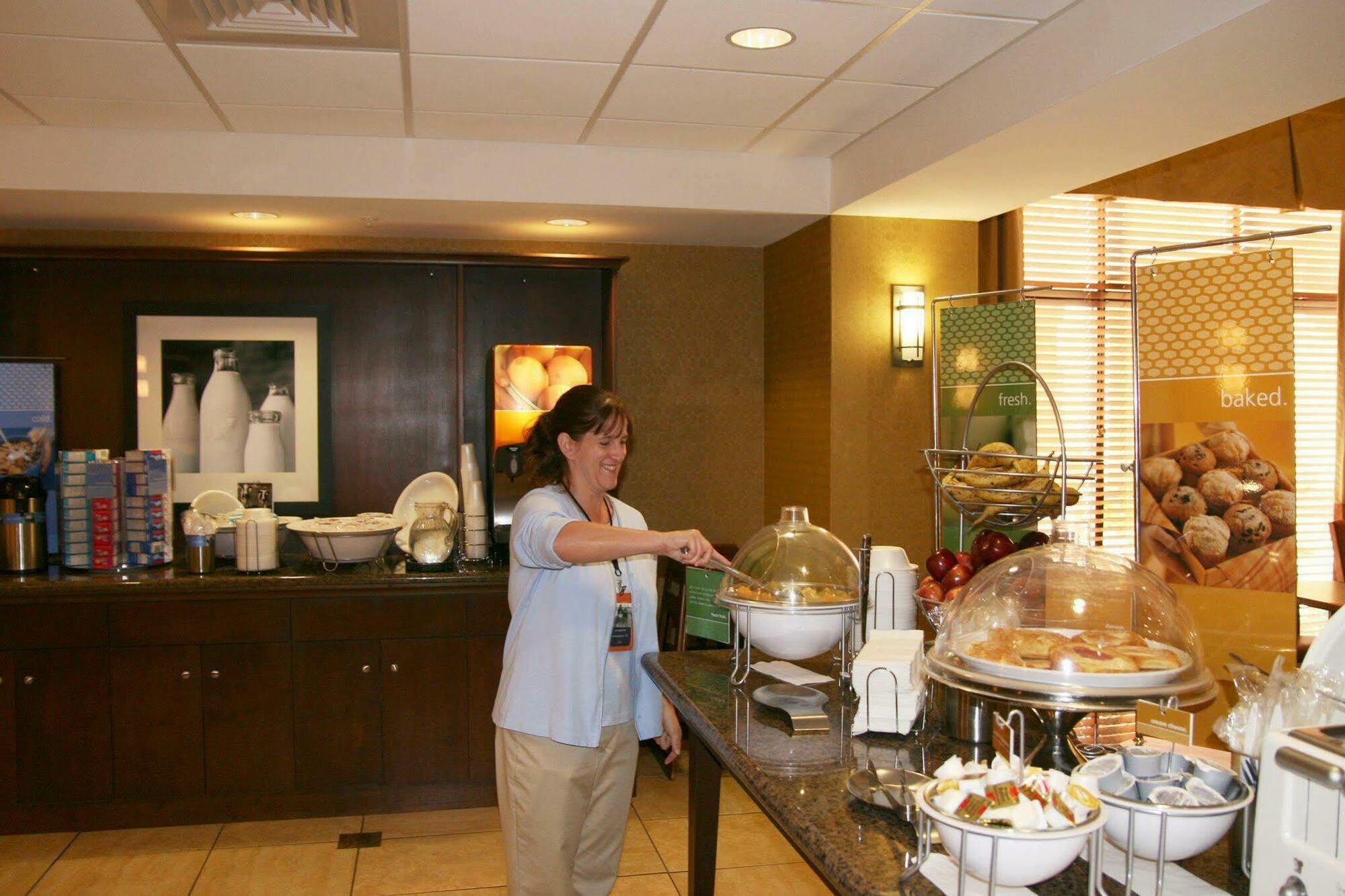 Hampton Inn & Suites Navarre Restoran gambar